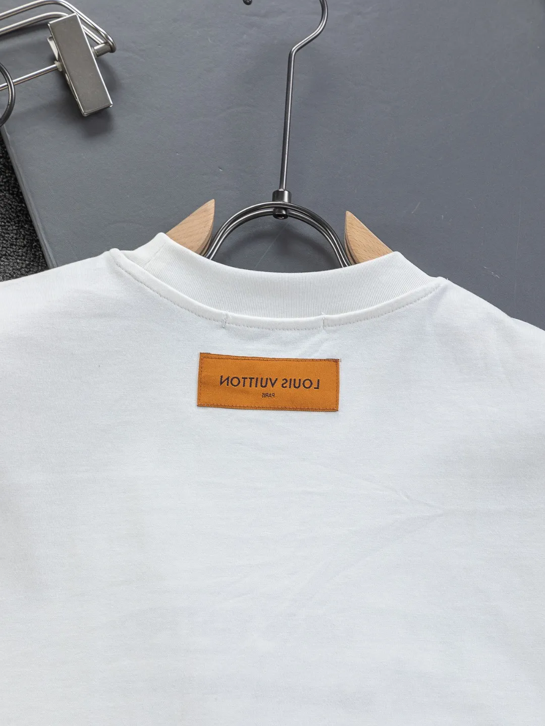 🅿️190 Louis Vuitton 1V LV lv slightly wide version S-XL LV 26ss new products are available at counters simultaneously. Multiple craftsmanship. Gold thread jacquard checkerboard letters on the chest🪡 embroidery. Round neck short-sleeved T-shirt, same style for men and women! Consigned to one-to-one creation. Synchronized with the official website, pure cotton fabrics at the counter! It is close to the skin and comfortable, durable and easy to wear. It has a classic and simple logo design and meticulous original craftsmanship. Short-sleeves, a must-have item for men, do not appear to be the same for the general public, but must be unique and eye-catching. This LV short-sleeve is all about quality, comfort, the same shape and fashion as always, including fabrics and cutting techniques. All of them have been made with great effort! 320 grams of washed pure cotton fabric, pure cotton is breathable, very refreshing and comfortable for daily wear. The rib knitting on the neckline is smooth and tight, and the neckline will not be skewed if you toss it at will. The loose version, you will find that it looks really good on the upper body. The overall is minimalist and neat, super versatile for daily use! Pair it casually with a pair of pants for a youthful look. A T-shirt will make your outfit crazy. It is a fashionable item that can never go wrong! Color: Black White Size: S-XL Size chart: S: Shoulder width 50-Bust 56-Length 70 M: Shoulder width 52-Bust 57-Length 72 L: Shoulder width 54-Bust 59-Length 74 XL: Shoulder width 56-Bust 62-Length 76